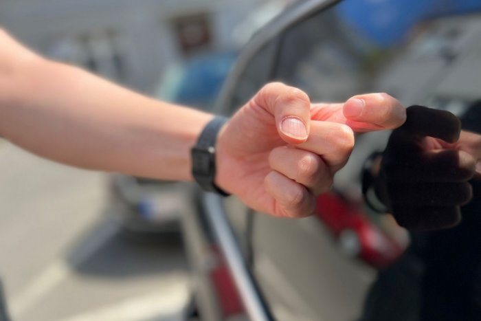 Ilustračný obrázok k článku "Podnikavá" Bratislavčanka: Namiesto sľúbeného sexu prišiel po jej obeť FALOŠNÝ policajt