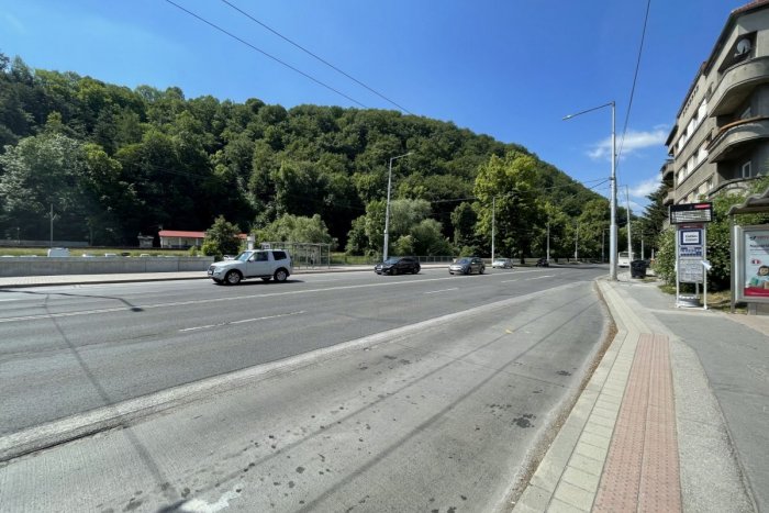 Ilustračný obrázok k článku Bystričanov čakajú skúška nervov a OBMEDZENIA: Cestu popri Hrone začnú frézovať