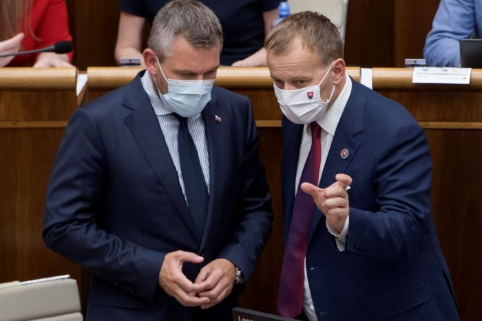 Ilustračný obrázok k článku Aktuálny prieskum volieb vás ZASKOČÍ: Hlas ďalej valcuje, totálny PREPAD Sme rodina