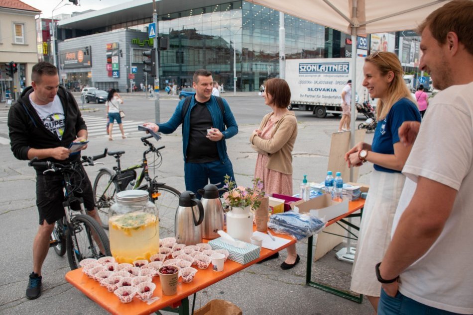 Ilustračný obrázok k článku Nitranom sa cesta do práce na bicykli oplatila: Deň im spríjemnili chutné raňajky