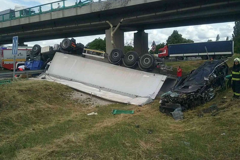 Ilustračný obrázok k článku Prerazili zvodidlá: Z nadjazdu sa ZRÚTIL kamión a auto, hlásia mŕtvych!