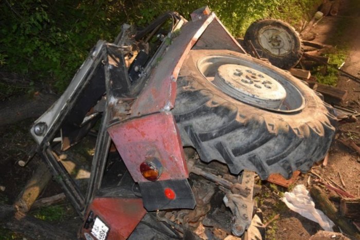 Ilustračný obrázok k článku Pri HROZIVEJ nehode sa PREVRÁTIL traktor: Nasledovalo ŠOKUJÚCE priznanie