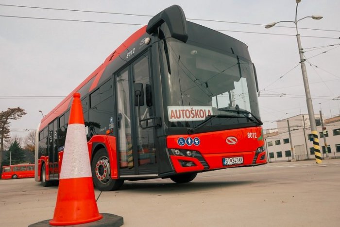 Ilustračný obrázok k článku Snívate o práci VODIČA moderného trolejbusu? Na TAKÉTO benefity lákajú v Bratislave