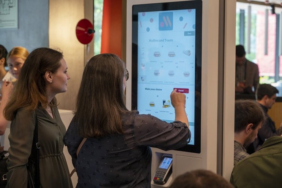 Ilustračný obrázok k článku Muža vyhodili zo známeho fastfoodu, ktorý milujú aj Slováci: DÔVOD ho šokoval