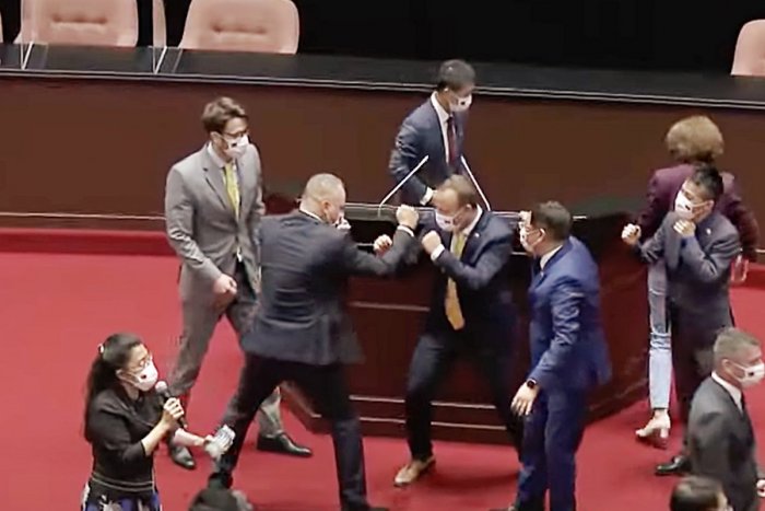 Ilustračný obrázok k článku SVET O SLOVENSKU: Župan Droba a poslanec Žiak sa „POBILI“ v taiwanskom parlamente!