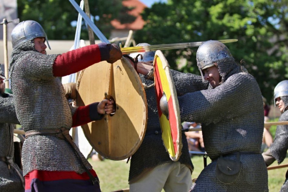 Ilustračný obrázok k článku Na Nitrianskom hrade ožil stredovek: Nechýbali turnaje a dobové ukážky, FOTO a VIDEO