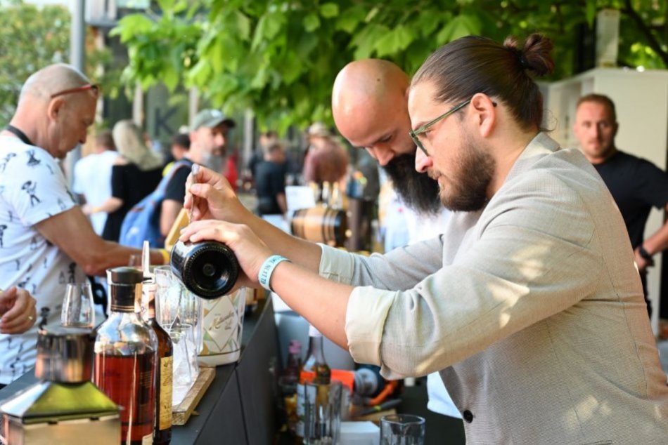 Ilustračný obrázok k článku Aký bol Trnava Rum Fest? Vychutnali sme si barmanskú šou aj skvelé pitie, FOTO