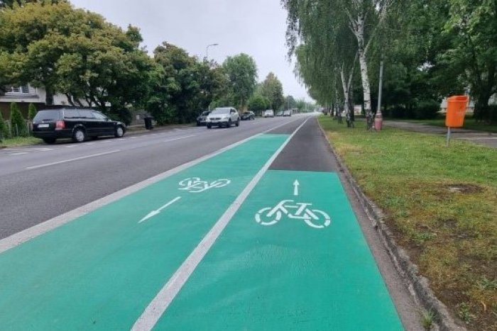Ilustračný obrázok k článku V Šali vyznačili časť cesty určenej cyklistom: Budú ju musieť oddeliť?