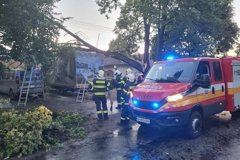 Ilustračný obrázok k článku Silný vietor vyvracal stromy aj v okolí Nitry: Na pohraničí potvrdili tornádo