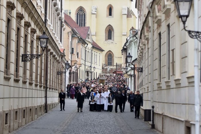 Ilustračný obrázok k článku Centrum Trnavy zaplnia veriaci: Po pandémii sa vracia tradičná procesia