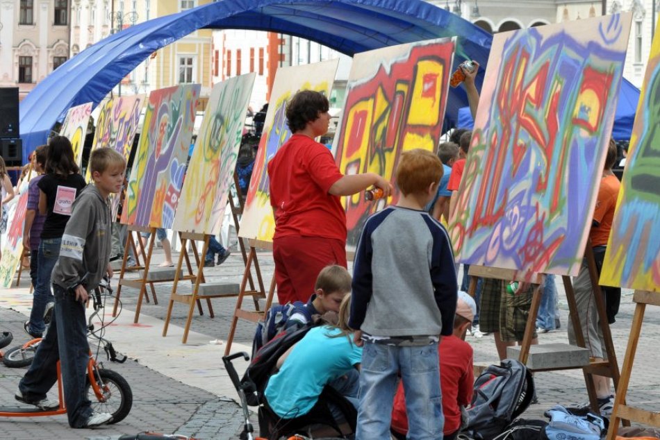 Ilustračný obrázok k článku Pamätáte, ako "vyčíňali" sprejeri na námestí? Centrum Bystrice zaplnili graffiti, FOTO