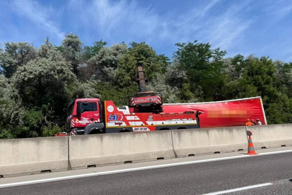 Ilustračný obrázok k článku Upchatá D1: Kamión prerazil zvodidlá a spôsobil DLHOČIZNÉ KOLÓNY