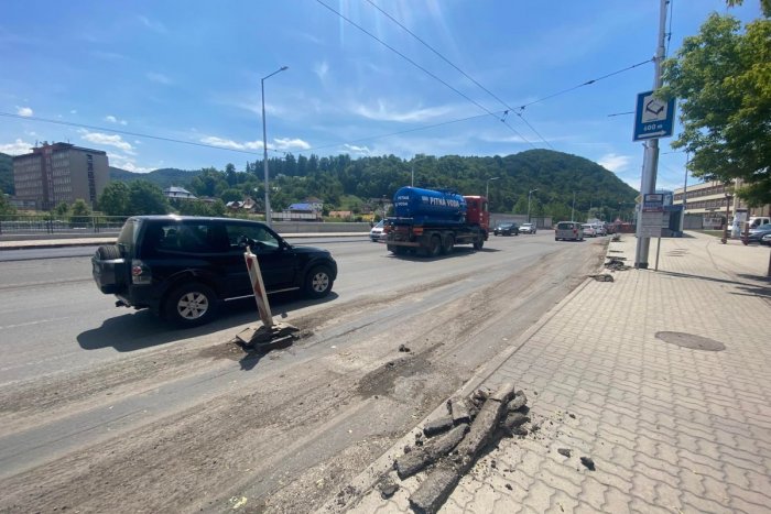 Ilustračný obrázok k článku Vodičov čakajú v Bystrici krušné chvíle: Cestu pri Hrone budú asfaltovať aj počas dňa!