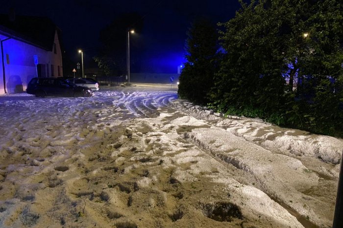 Ilustračný obrázok k článku APOKALYPSA na Morave: Mestečko zasypali krúpy, ich vrstva mala desiatky centimetrov