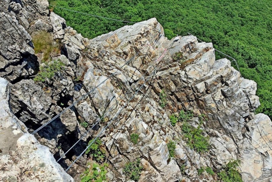 Ilustračný obrázok k článku Nadšenci adrenalínu sa dočkali: Zoborské ferraty OTVÁRAJÚ pre verejnosť