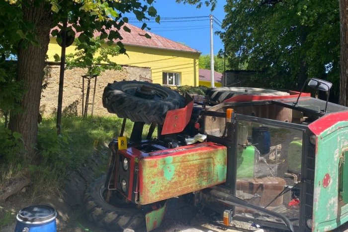 Ilustračný obrázok k článku Tragédia na Spiši: Muža zavalil traktor, zraneniam podľahol