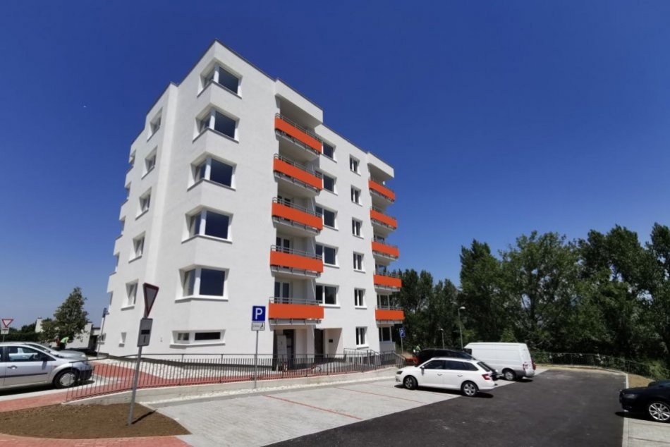 Ilustračný obrázok k článku Nitra má DESIATKY nových nájomných bytov: Myslelo sa aj na parkovacie miesta, FOTO