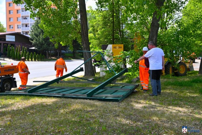 Ilustračný obrázok k článku Reklamy vznikli aj z telefónnych búdok: Prioritou primátora Danka je ich ďalej odstraňovať