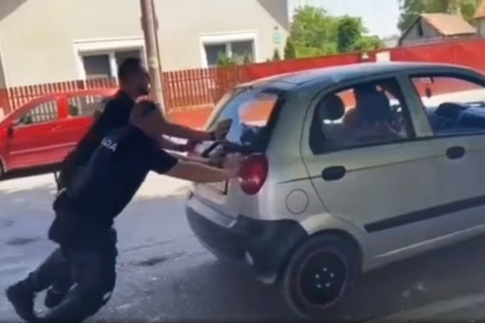 Ilustračný obrázok k článku Malé autíčko sa nechcelo pohnúť: Namiesto štartovacích káblov poslúžili policajti