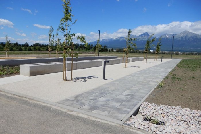 Ilustračný obrázok k článku Na cintoríne vo Veľkej pribudlo 1 500 hrobových miest: Je tam aj spomienkový parčík, FOTO