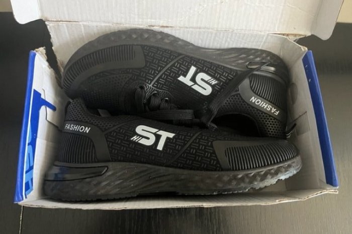 Ilustračný obrázok k článku Policajti riešia kurióznu DILEMU: Majú krabicu s teniskami, ale nepoznajú majiteľa