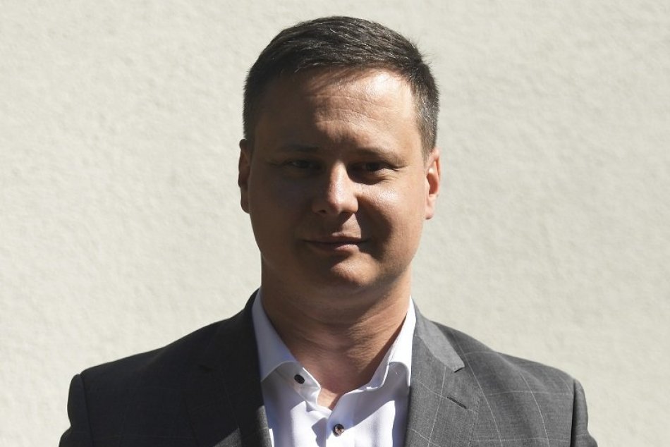 Ilustračný obrázok k článku Súčasný starosta či pedagóg? O post starostu MČ Sídlisko KVP zabojujú DVAJA muži