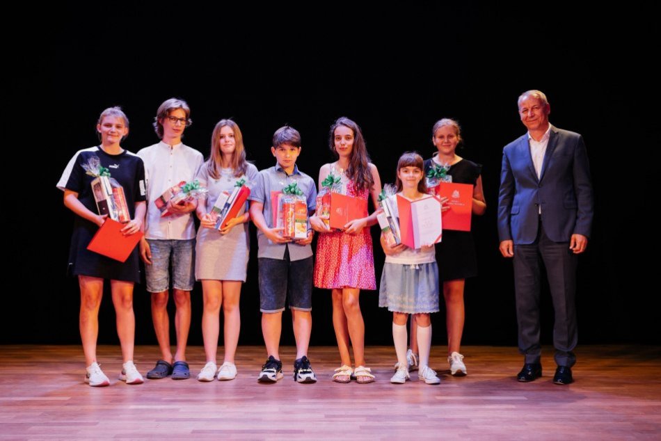 Ilustračný obrázok k článku Toto sú NAJÚSPEŠNEJŠÍ bystrickí žiaci: KOMU sa ušlo mimoriadne ocenenie primátora?