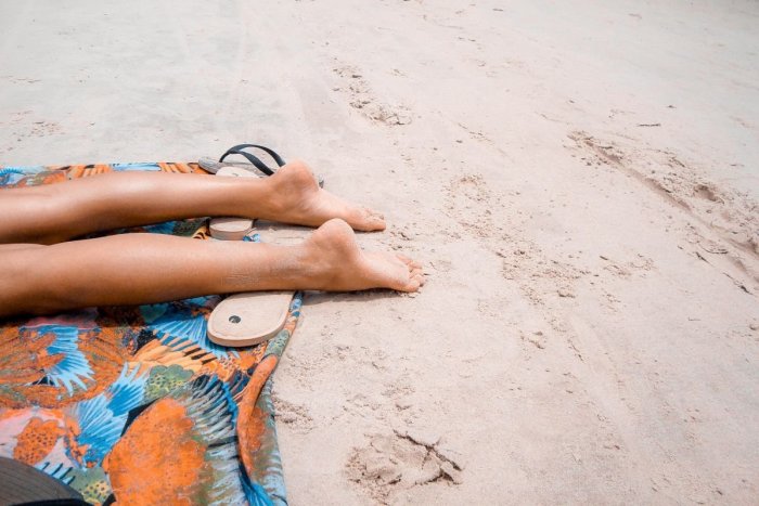 Ilustračný obrázok k článku 4 základné kroky, ktoré vám pomôžu zmierniť spálenie slnkom