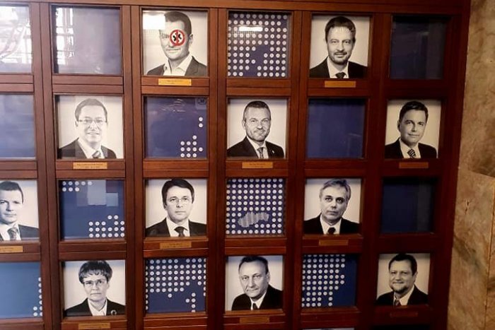 Ilustračný obrázok k článku Na ministerstve financií mali RUŠNO: Na fotke Matoviča sa objavila protifašistická NÁLEPKA!