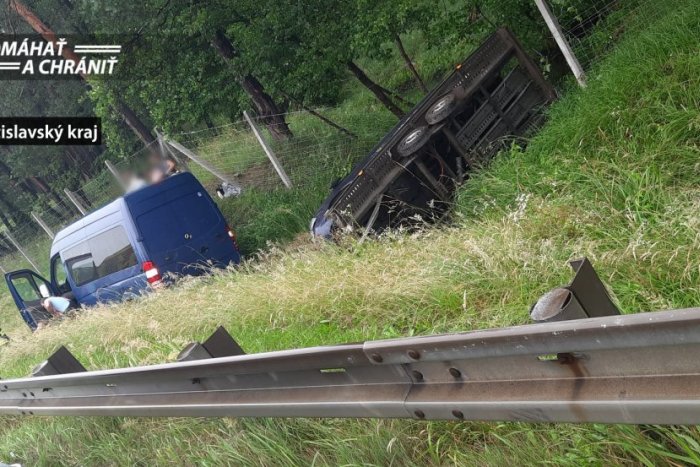 Ilustračný obrázok k článku Na diaľnici D2 sa pri nehode zranilo viacero osôb, vrátane dieťaťa