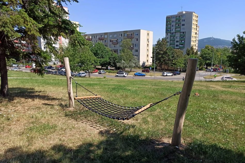 Ilustračný obrázok k článku Túto novinku im všetci závidia: Medzi panelákmi na Klokočine majú hojdacie siete