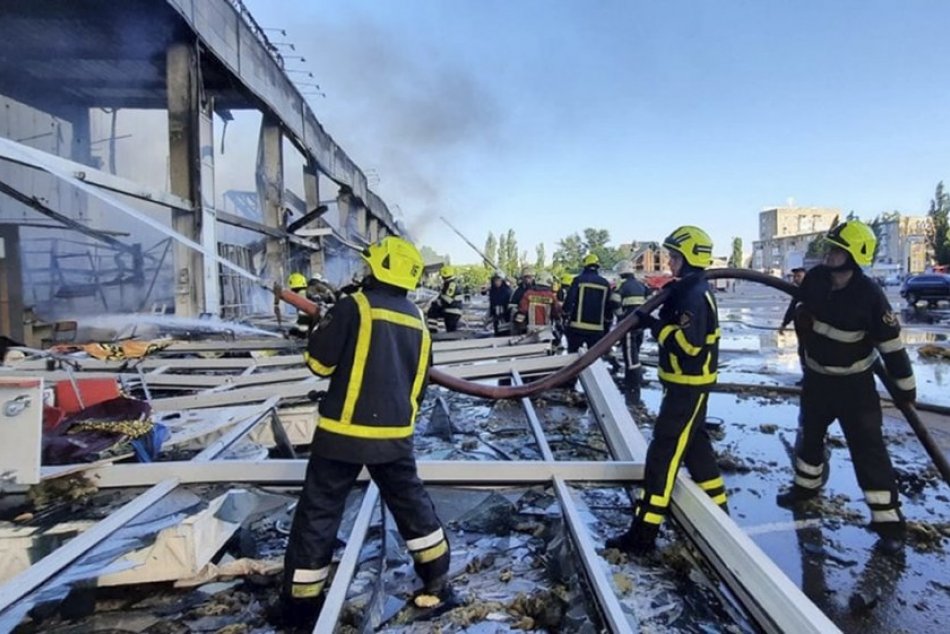 Ilustračný obrázok k článku Útok na nákupné stredisko v meste Kremenčuk má už najmenej 18 mŕtvych