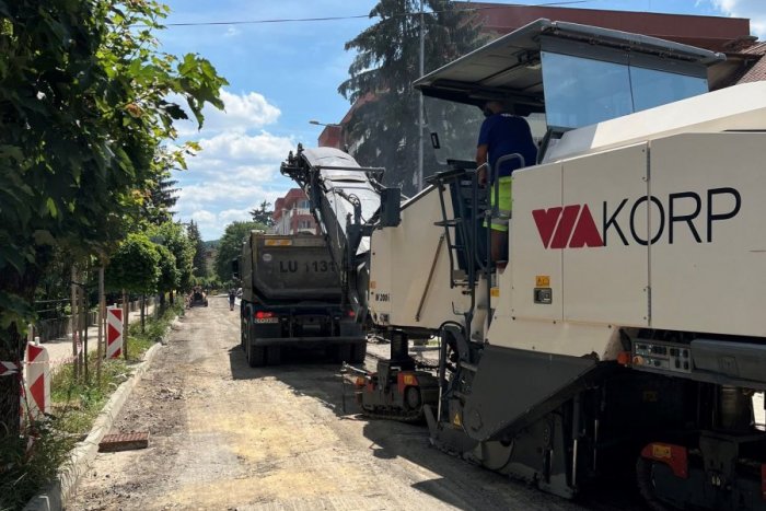 Ilustračný obrázok k článku Na Bakossovej sa začína s recykláciou podložia: PREHĽAD obmedzení pre vodičov