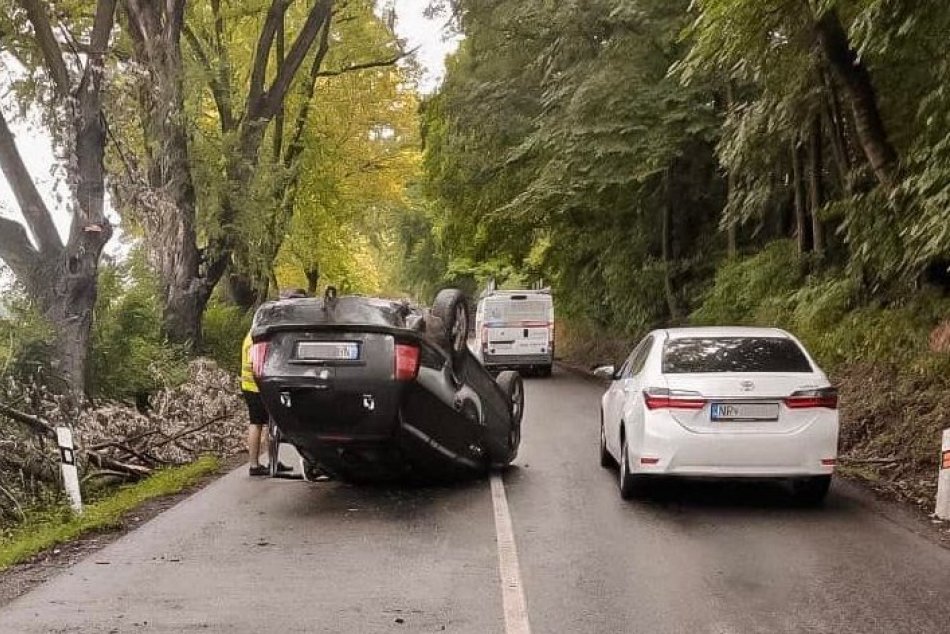 Ilustračný obrázok k článku Vážne vyzerajúca nehoda: Auto sa pri Nitre prevrátilo na STRECHU