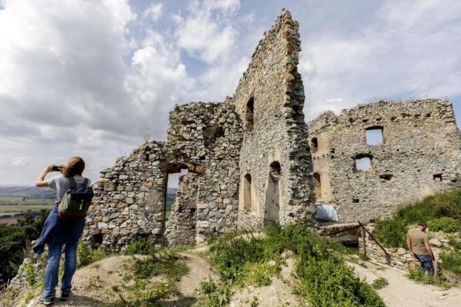 Ilustračný obrázok k článku Oponický hrad, ako ste ho ešte nezažili: Lákajú na komentovanú prehliadku