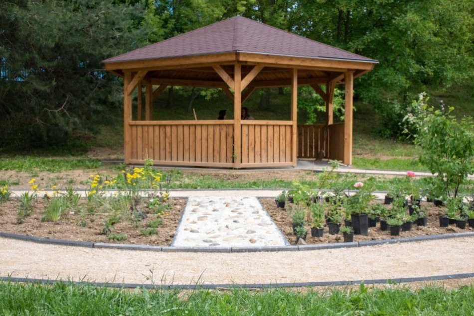 Ilustračný obrázok k článku Vynovili ďalšiu nitriansku školu: Pribudol altánok a aj oddychová zóna, FOTO