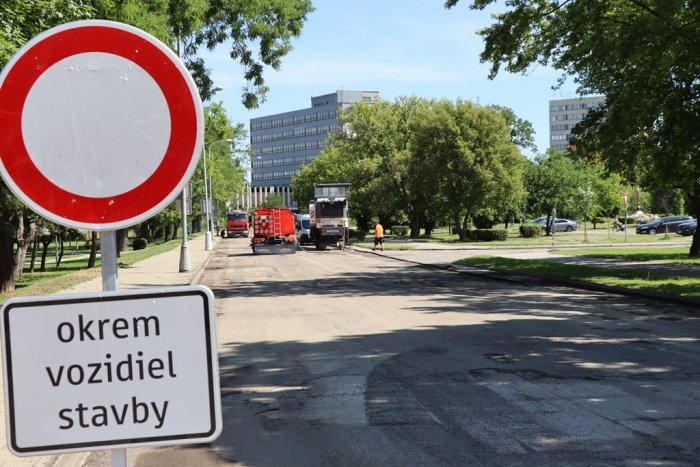 Ilustračný obrázok k článku Cestári nelenia ani cez prázdniny: Vodičov UPOZORNILI na 12 úsekov, kde hrozia OBMEDZENIA