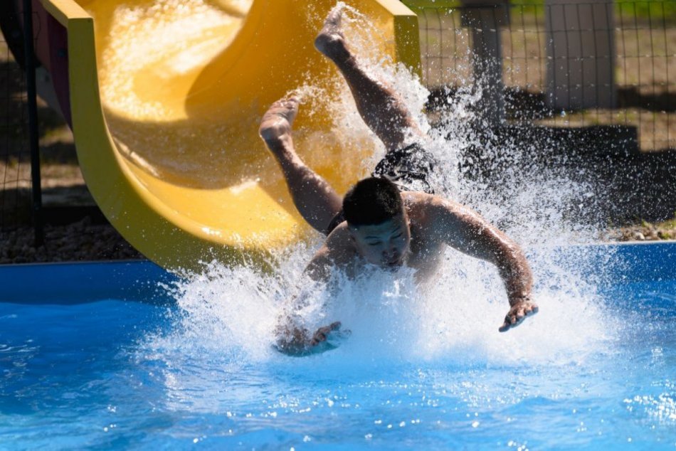 Ilustračný obrázok k článku Šikovný ŤAHÁK na horúce letné dni: Koľko zaplatíme za vstup na kúpalisko? FOTO