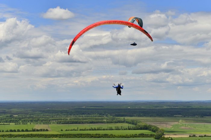 Ilustračný obrázok k článku Paraglajdista v problémoch: Uviazol na strome, pomáhali mu hasiči