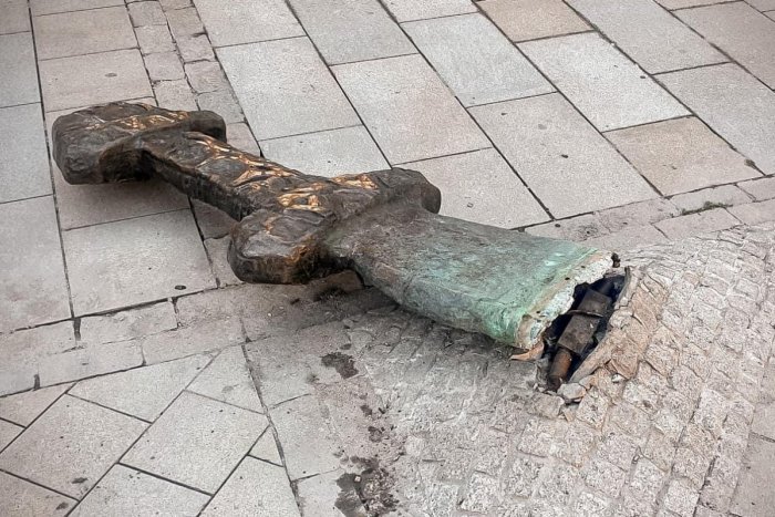 Ilustračný obrázok k článku Meč na pešej zóne je POŠKODENÝ: Do ikonickej pamiatky nabúrala dodávka