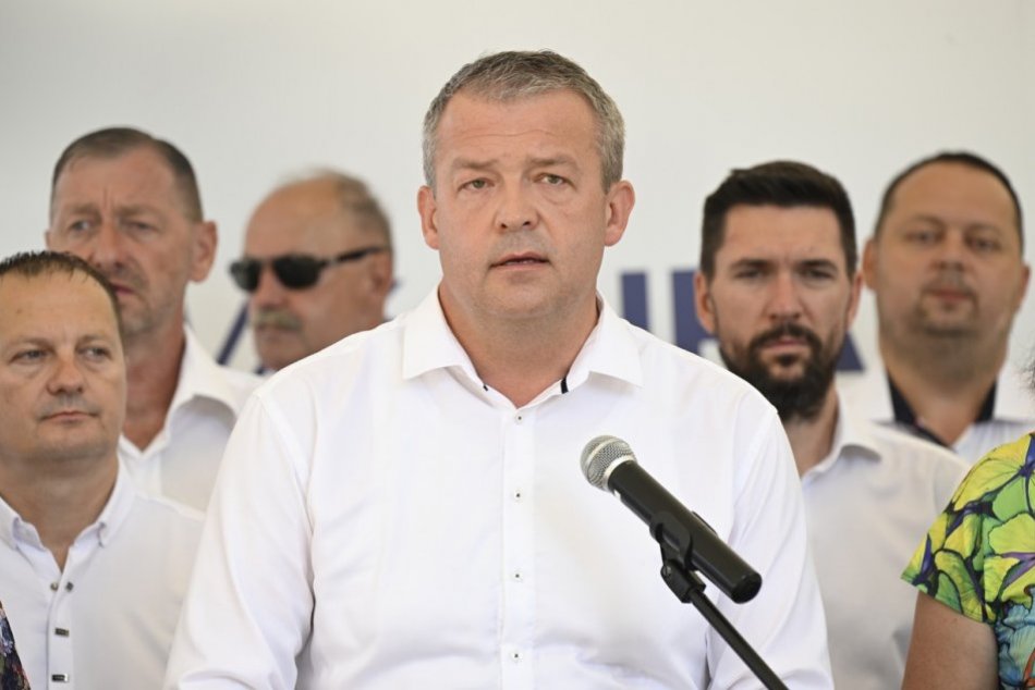 Ilustračný obrázok k článku Súčasný župan ide do toho opäť: Baška zabojuje o obhajobu predsedu Trenčianskeho kraja