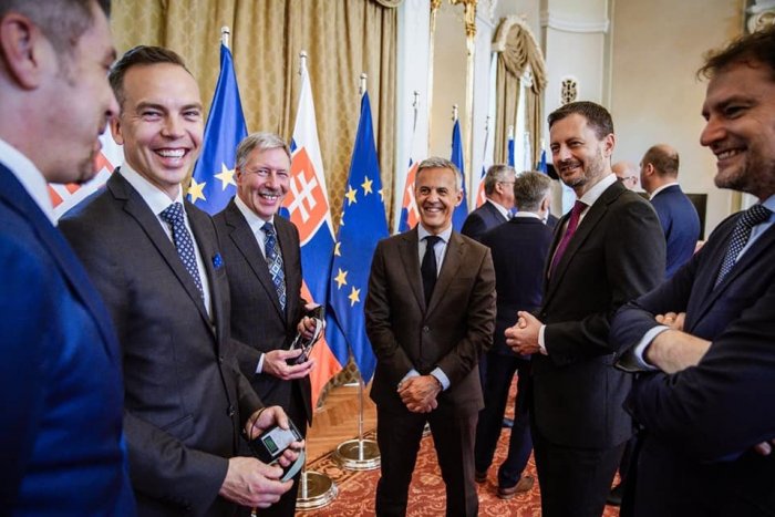 Ilustračný obrázok k článku Pellegrini: Volvo nás nezachráni a Heger nech menej oslavuje, ľudí trápi ZDRAŽOVANIE!