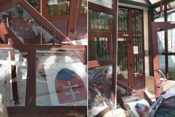 Ilustračný obrázok k článku Muž z východu si ZAVARIL: Ukradol auto, vpálil s ním do budovy polície a aj NAFÚKAL