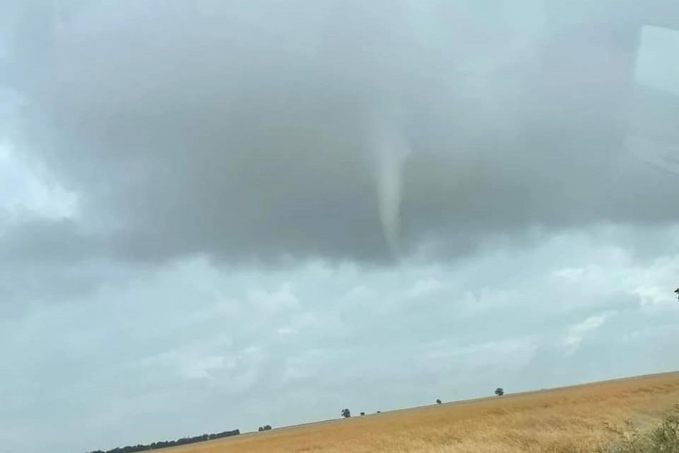 Ilustračný obrázok k článku Koniec HORÚČAVÁM: Ochladilo sa o 20 stupňov, prší a pri Bratislave sa objavila TROMBA!