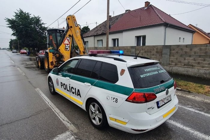 Ilustračný obrázok k článku Poriadne NEZODPOVEDNÉ správanie: Bagrista jazdil po Trnave, NAFÚKAL 1,75 promile!