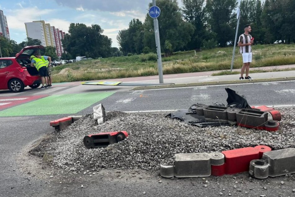 Ilustračný obrázok k článku VÁŽNA nehoda v Bratislave: Auto sa zrazilo s autobusom MHD, jeden z vodičov NAFÚKAL +VIDEO