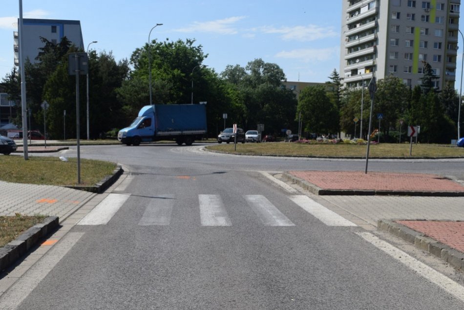 Ilustračný obrázok k článku Nehoda na priechode pre chodcov: Autom prešli po nohe malému dievčaťu