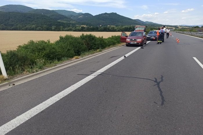 Ilustračný obrázok k článku NEŠŤASTNÁ oprava auta: Žena pri rýchlostnej ceste vymieňala koleso, ZACHYTIL ju kamión