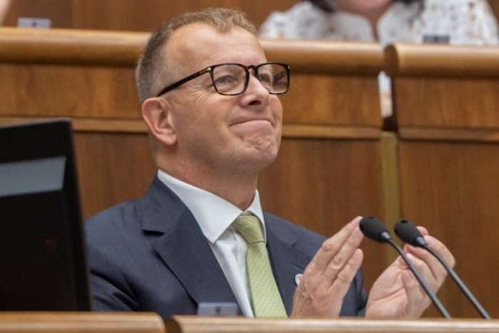 Ilustračný obrázok k článku Nečakaný ŤAH Kollára: Do Sme rodina stiahol troch nových poslancov! Je medzi nimi aj Tabák