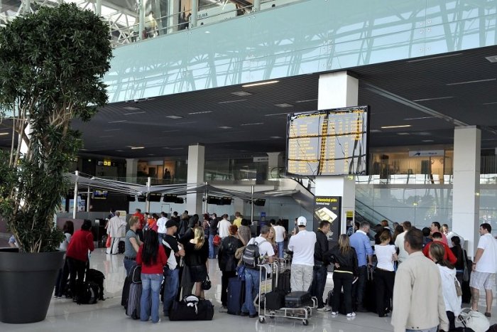 Ilustračný obrázok k článku Zrušili vám LET? Na peniaze môžete čakať aj MESIACE, myslí si expert na predaj leteniek